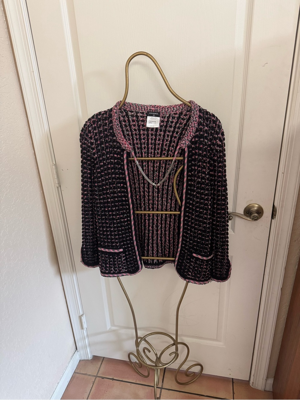 Chanel Knit Black Pink
Cardigan Jacket MP504 CC Silver
Chain Necklace